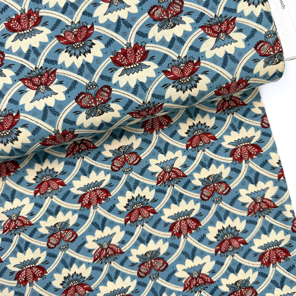 Stoff Vive la France von French General Vive la France von French General MODA Baumwolle ST10076 Webware unelastisch- jeansblau mit rotem, abstraktem Blütenmuster Detailansicht